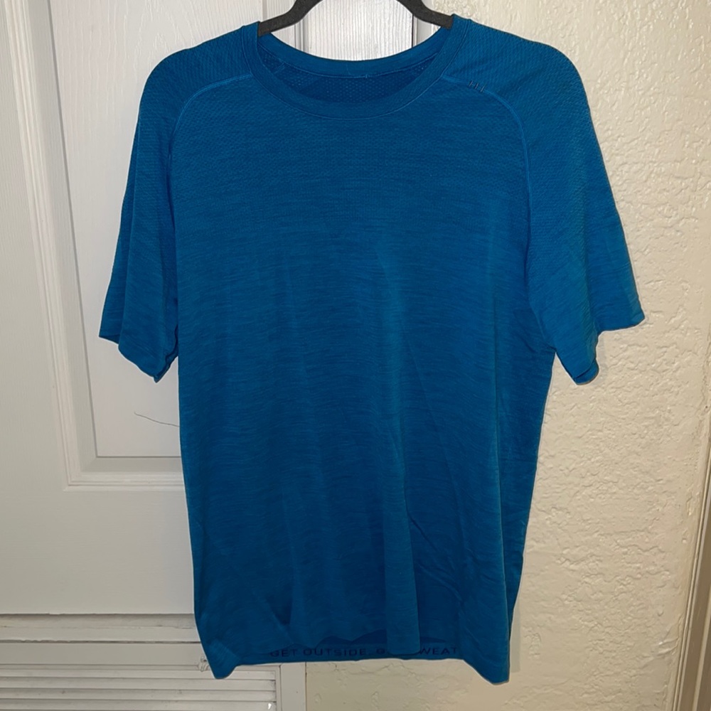 Men’s Lululemon short sleeve shirt